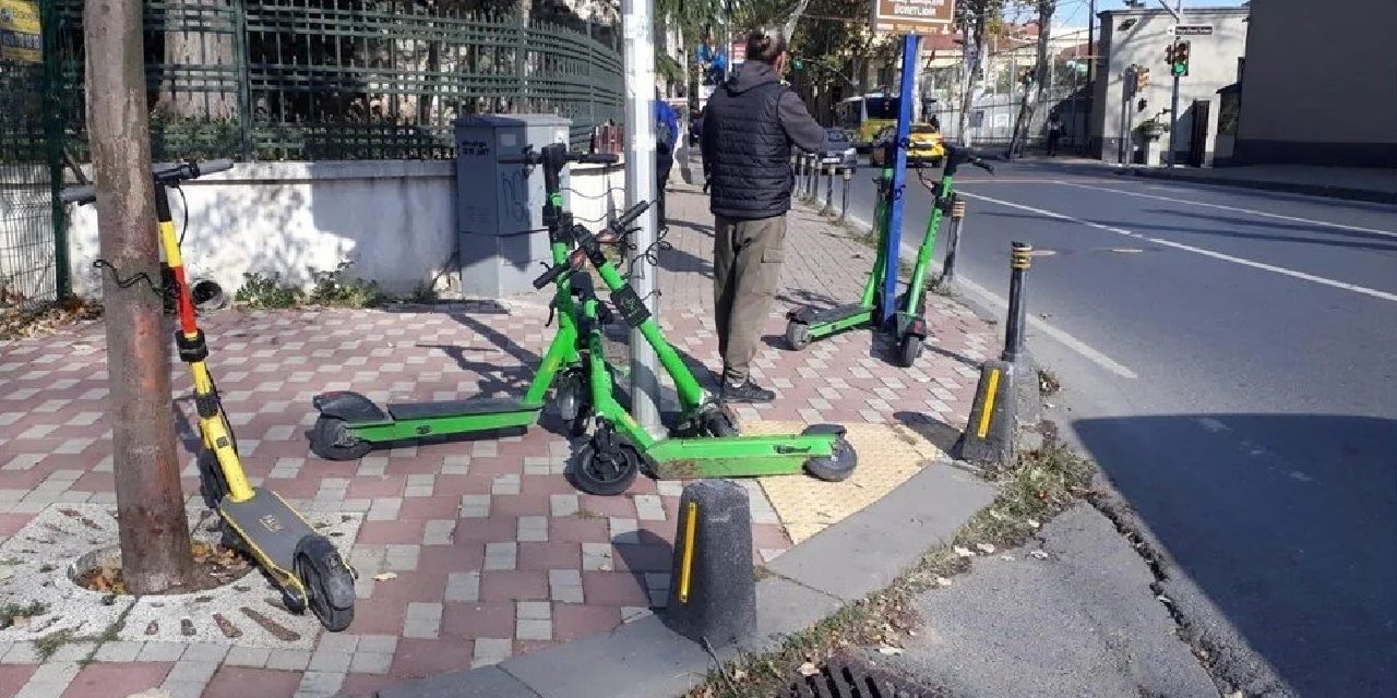 Kadıköy’de kaldırımları işgal eden scooterlar toplanıyor