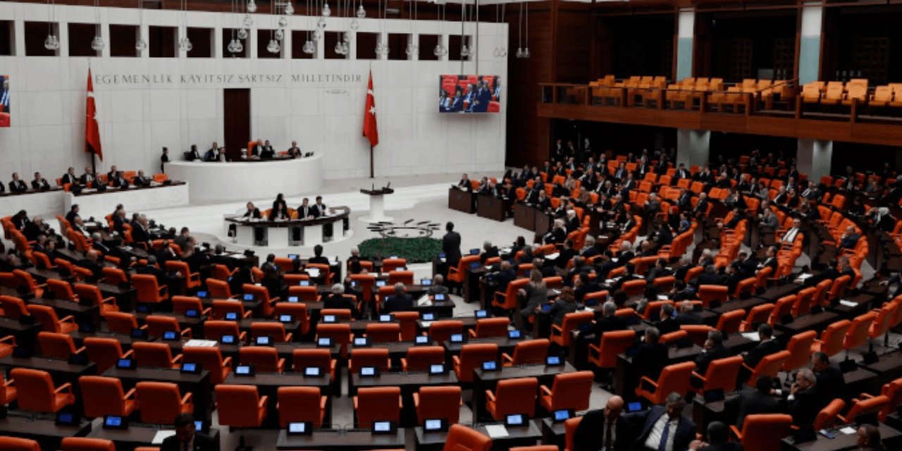 Başörtüsüne yönelik Anayasa değişikliği teklifi komisyonda: CHP'den 'sayemizde oluyor' çıkışı