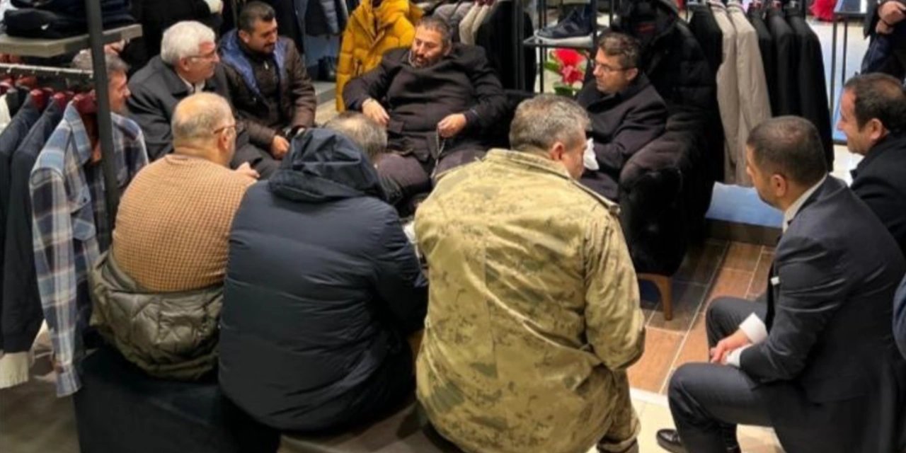 Binali Yıldırım'ın oğlu tesbihini sallarken: Solunda vali, karşısında il jandarma komutanı