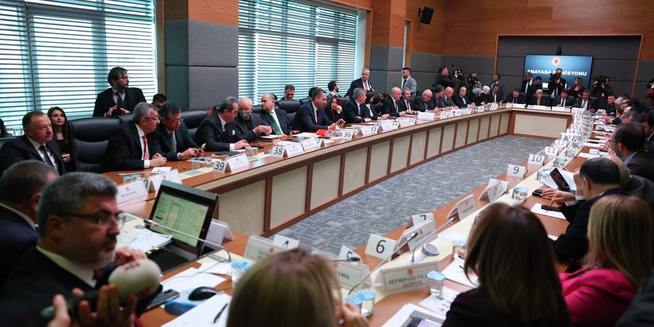 Anayasa hukukçusundan muhalefete 'anayasa teklifi' çağrısı