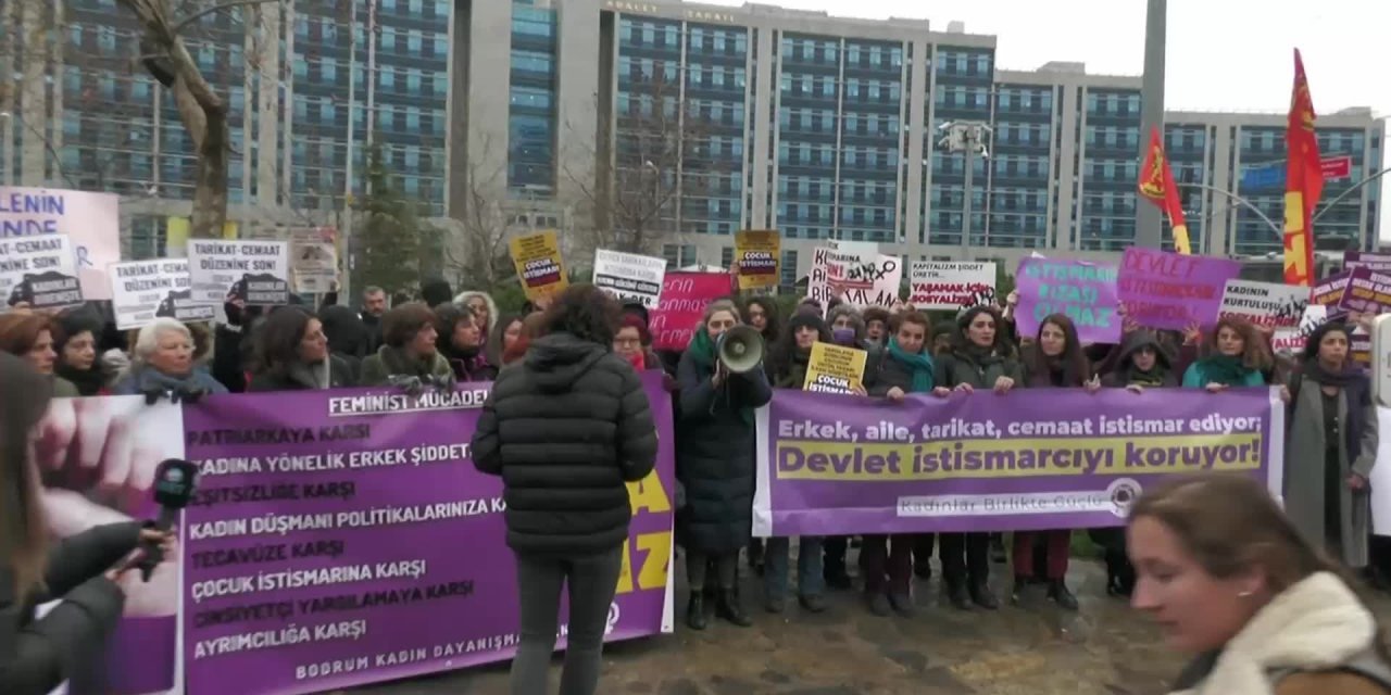 Kadınlar H.K.G'ye destek için adliye önünde: Örtbas edilmesine izin vermeyeceğiz