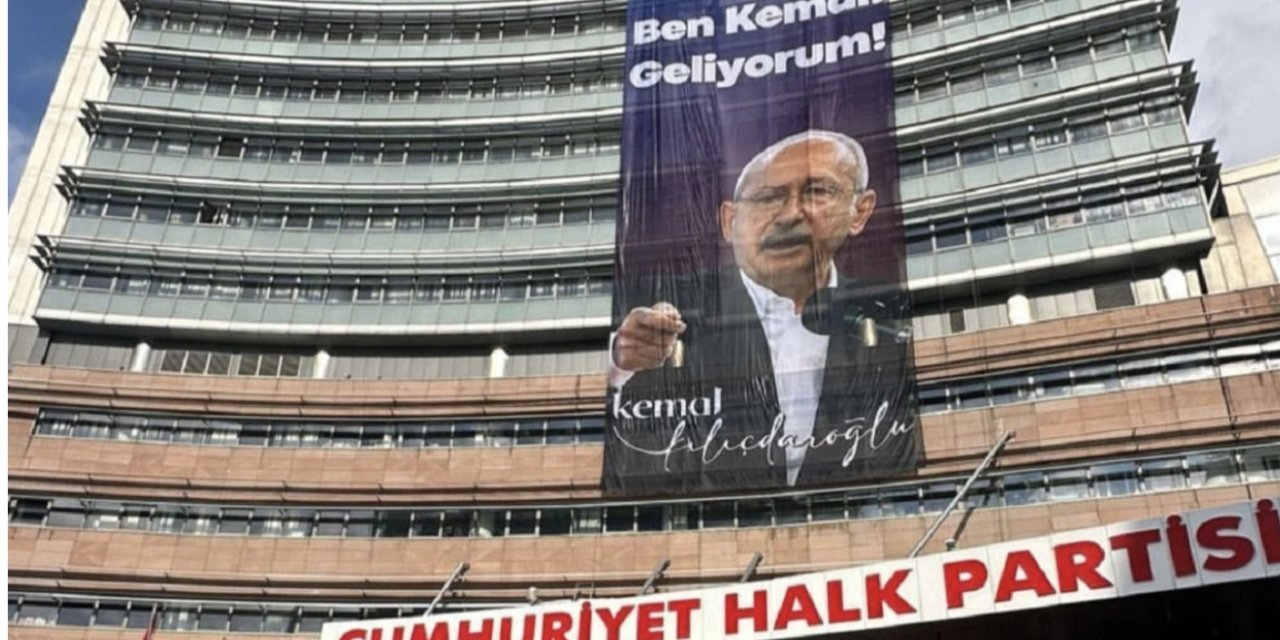CHP Genel Merkezi'ne asıldı: Ben Kemal, geliyorum