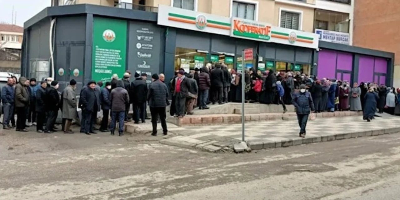 Elazığ'da vatandaşlar ucuz et için metrelerce kuyruk oluşturdu