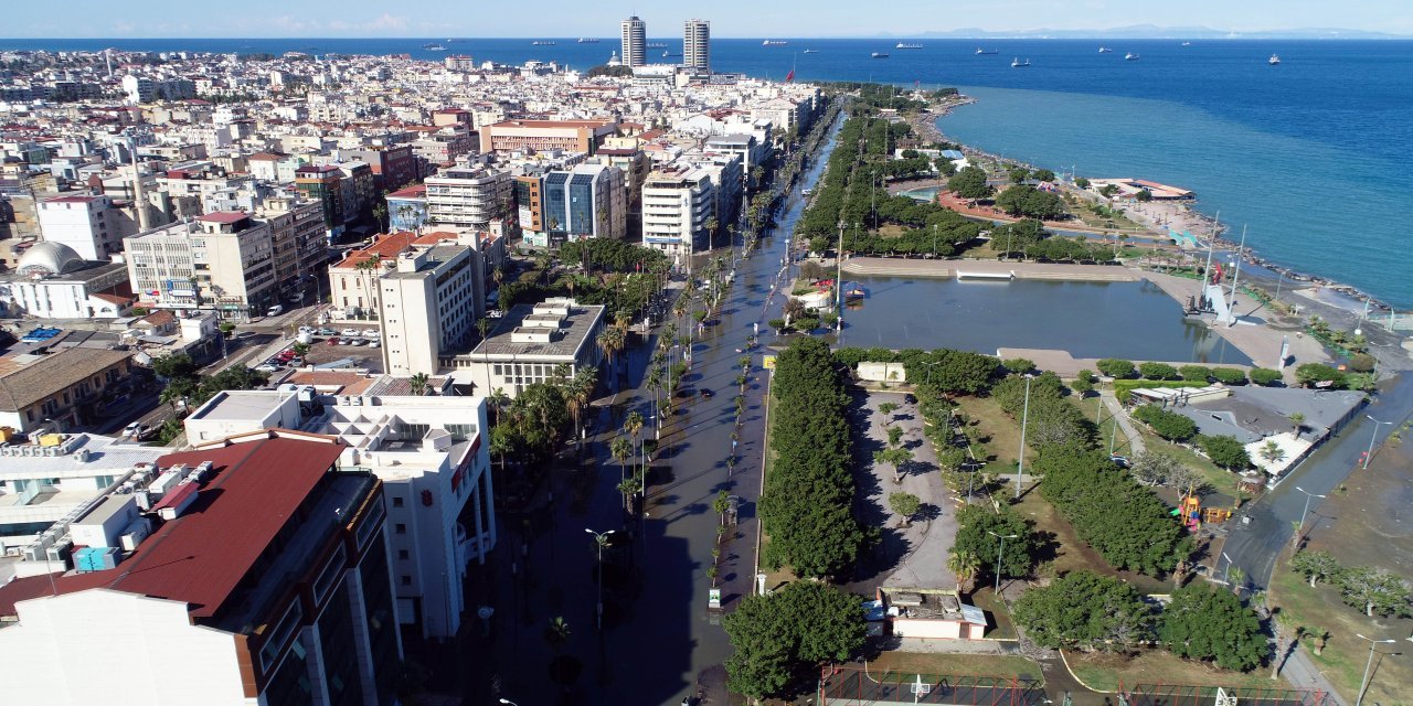 İskenderun'da deniz seviyesi yükseldi, binalar boşaltıldı