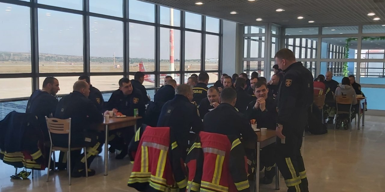 Ukrayna'dan 35 kişilik arama kurtarma ekibi geldi