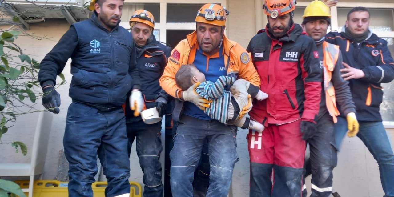 2 yaşındaki Mehmet, 78 saat sonra enkazdan çıkarıldı