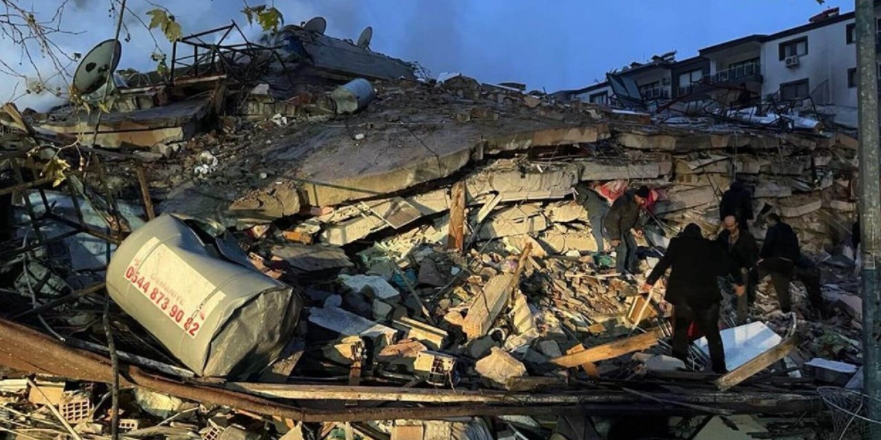 Depremde yıkılan binanın kolonları kestikleri iddiasıyla 2 kişi tutuklandı