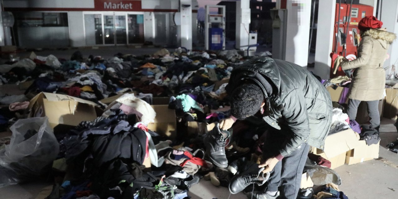 AFAD'da sıra beklememek için yardım malzemelerini yola bıraktılar
