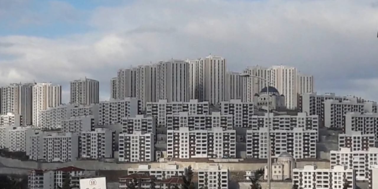 Büyük inşaat şirketlerine çağrı: Boş konutları depremzedelere açın