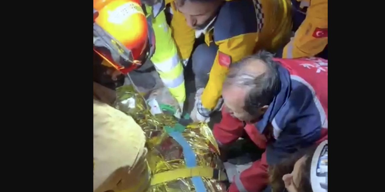 Depremden 138 saat sonra kurtarıldı: 'Özel hastaneye götürmeyin param yok'