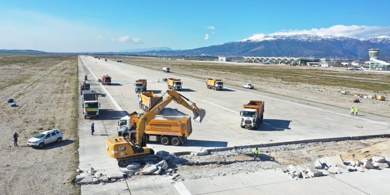 Ertuğrul Özkök yazdı: Hangisini gurur enkazına sokarsınız? Seçilmiş belediyenin mi, özel şirketin kamyonunu mu?