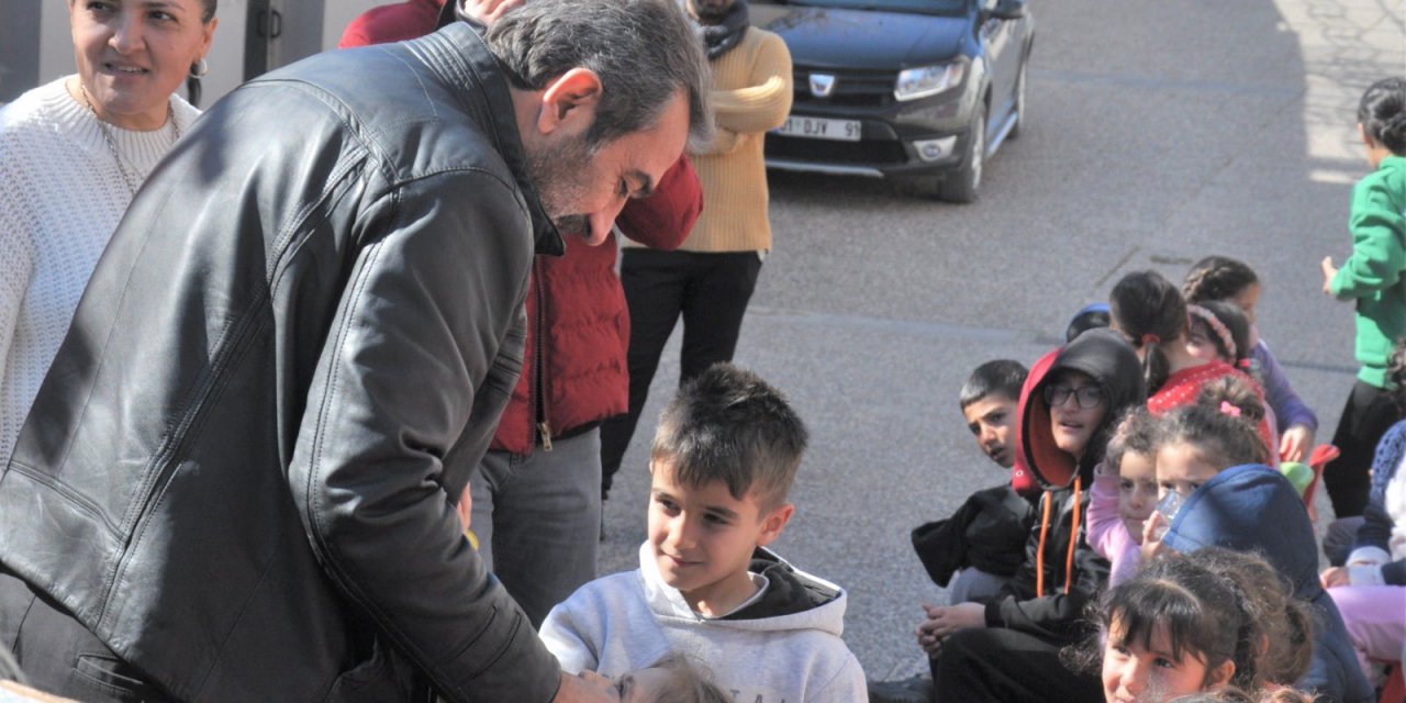 Çukurova Belediyesinden depremzede çocuklar için açık hava sineması