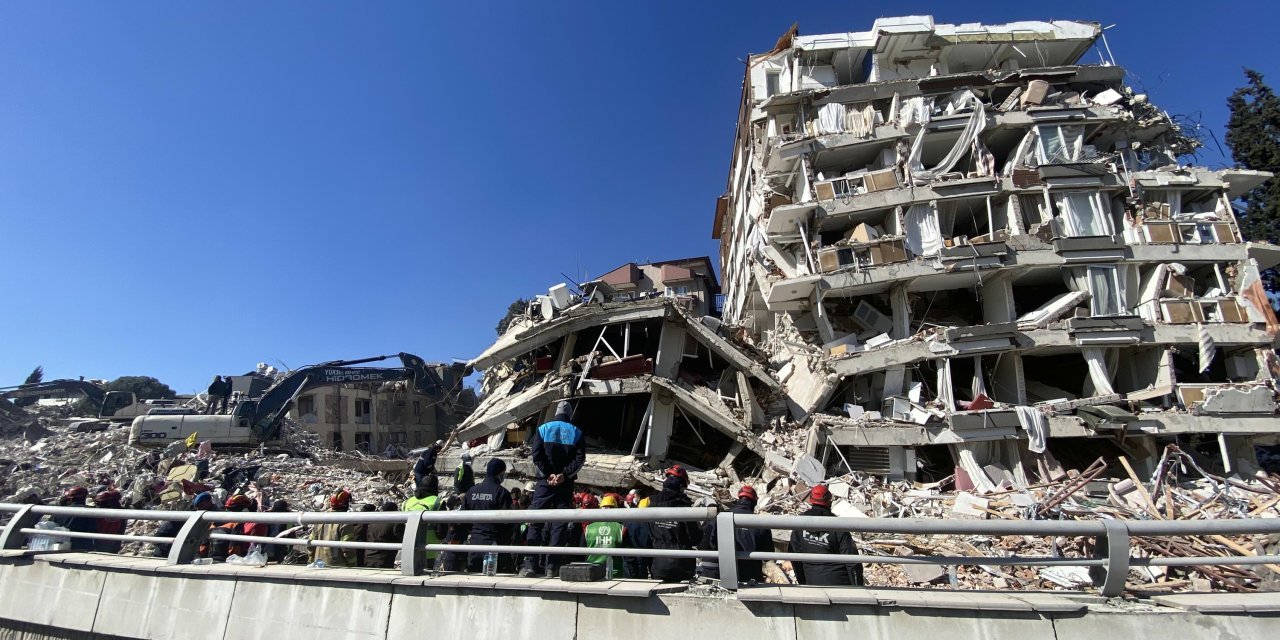 Depremin 12'nci gününde Defne Apartmanı'nda hala umut var: Enkazdan ses ve ısı alındı