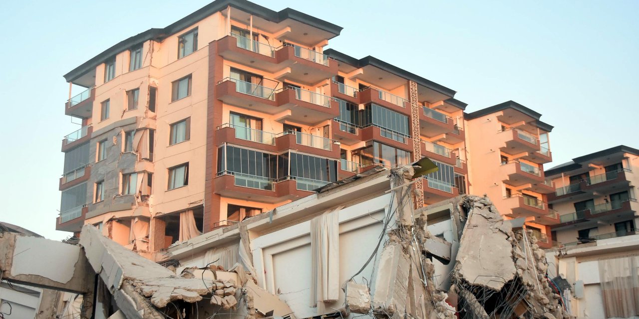 Deprem bölgesindeki 'az hasarlı' binalar için uyarı: Sıva yapılıp depremzedeye veriliyor