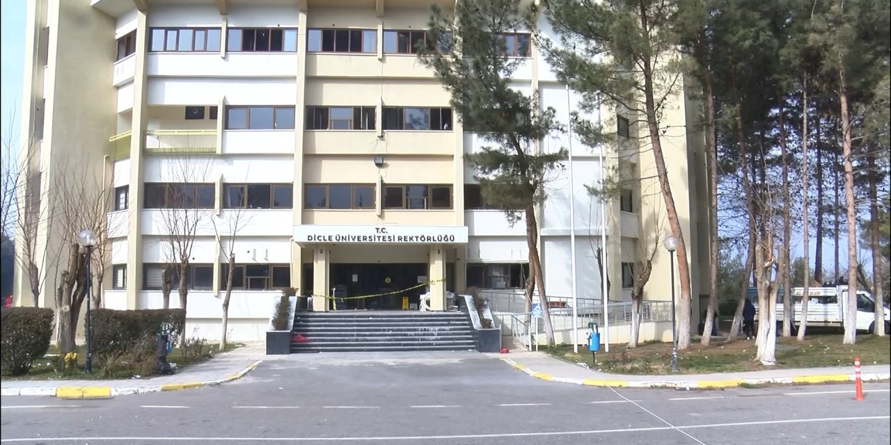 Dicle Üniversitesi rektörlük binası, hasar nedeniyle boşaltıldı