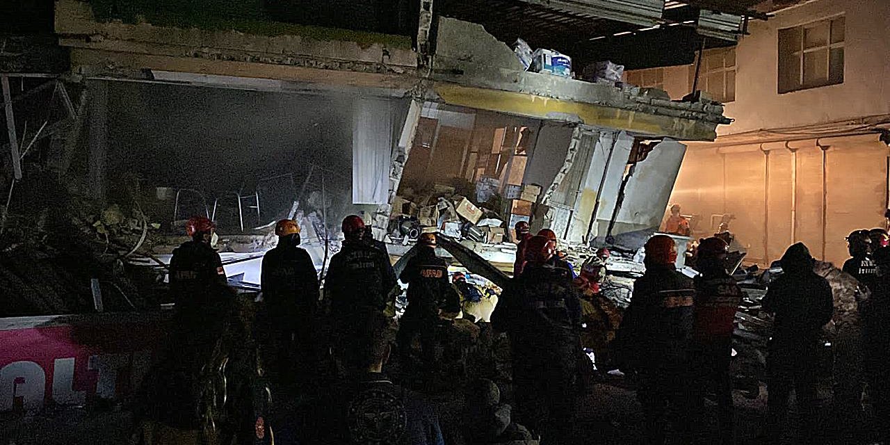 Hatay'da depremin yıktığı binanın enkazında iki kişinin daha cansız bedenine ulaşıldı