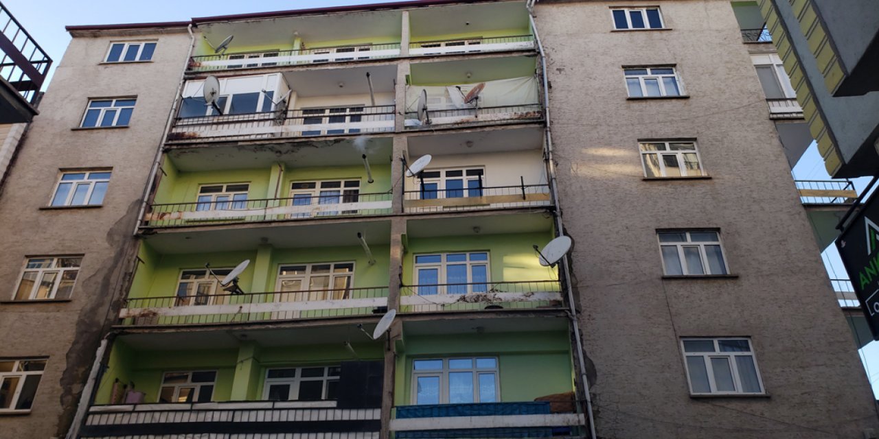 Elazığ Karakoçan’da depremden ağır hasar gören 11 bina boşaltıldı