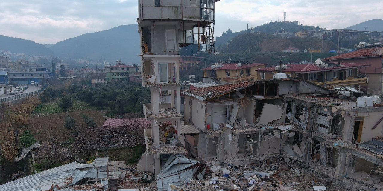 Antakya'da yarısı çöken binanın üstündeki 'güvercin evi' son depremlerle de yıkılmadı