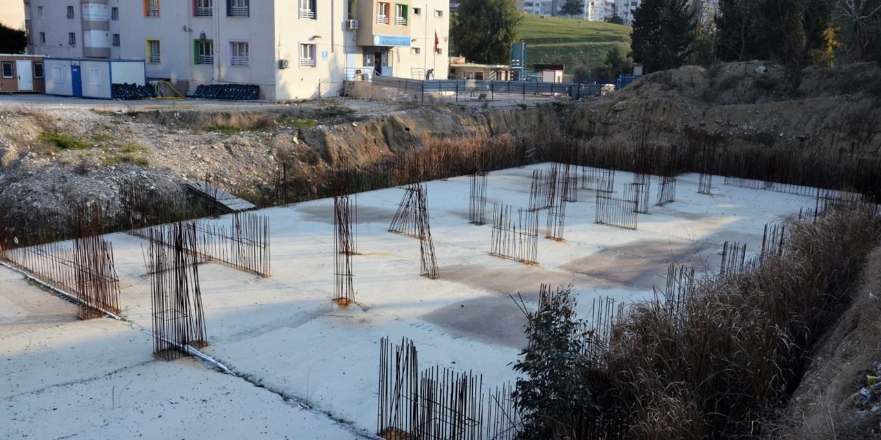 İzmir'de temeli atılan okul yardım kaldı, demirleri paslandı