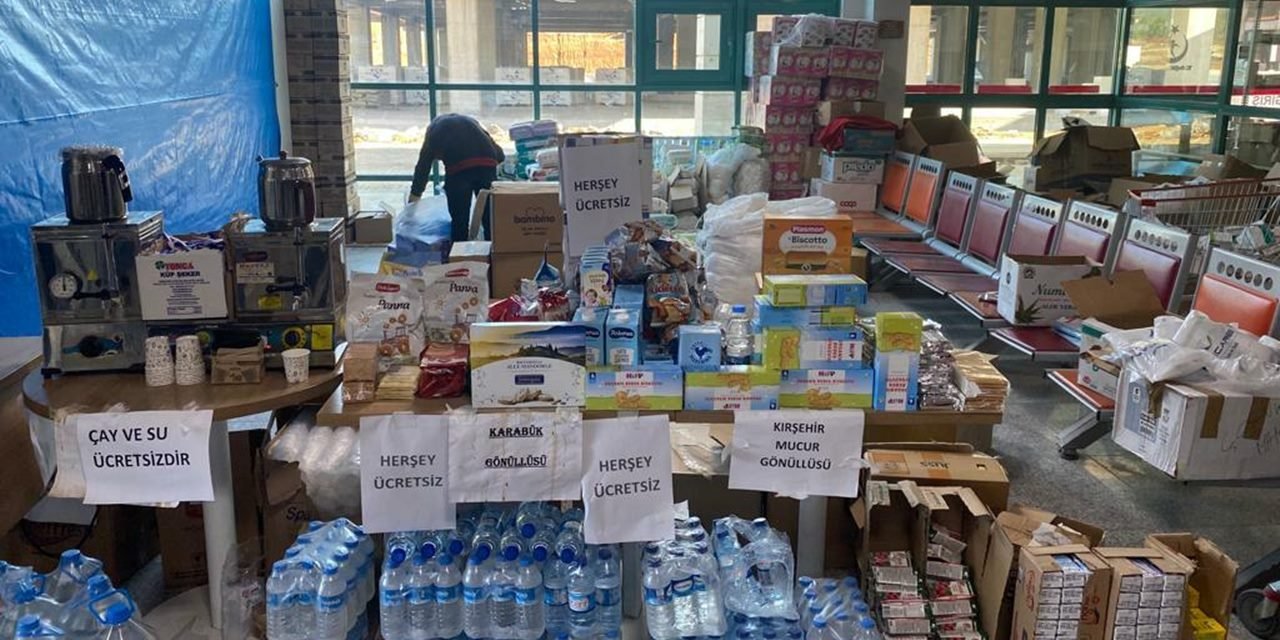 Hastanedeki fiyata kızan sağlıkçılar depremzedeler için 'dayanışma kantini' kurdu