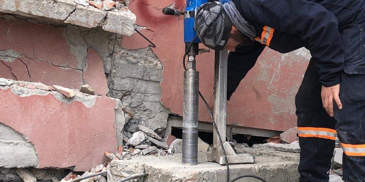 Adıyaman'daki binalar, betonda kullanılan büyük taşlar yüzünden göçmüş