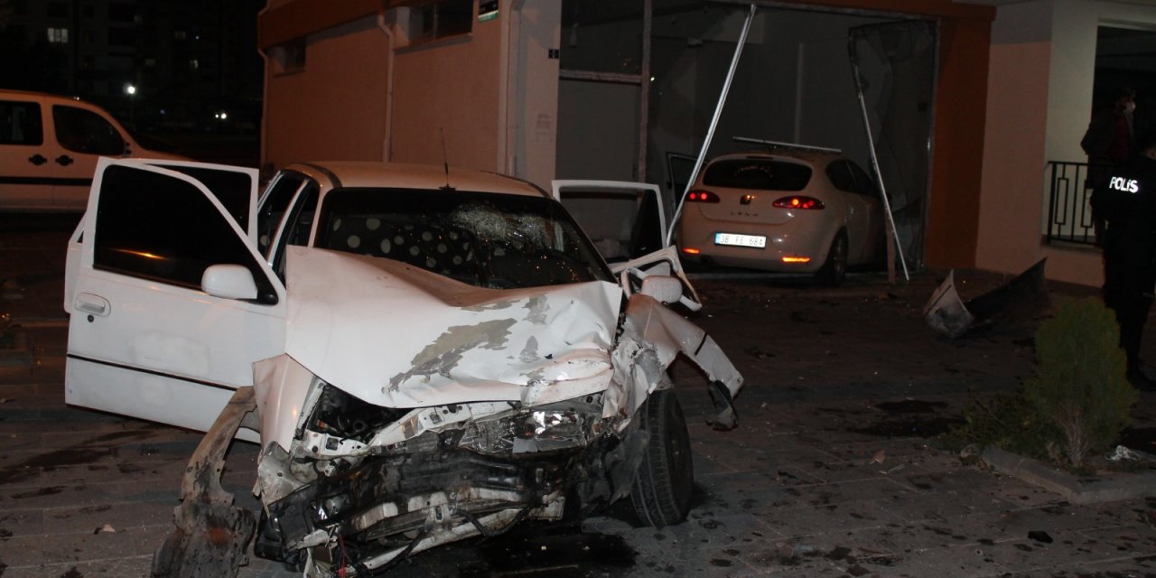 Kayseri'de iki otomobil çarpıştı: 7 yaralı