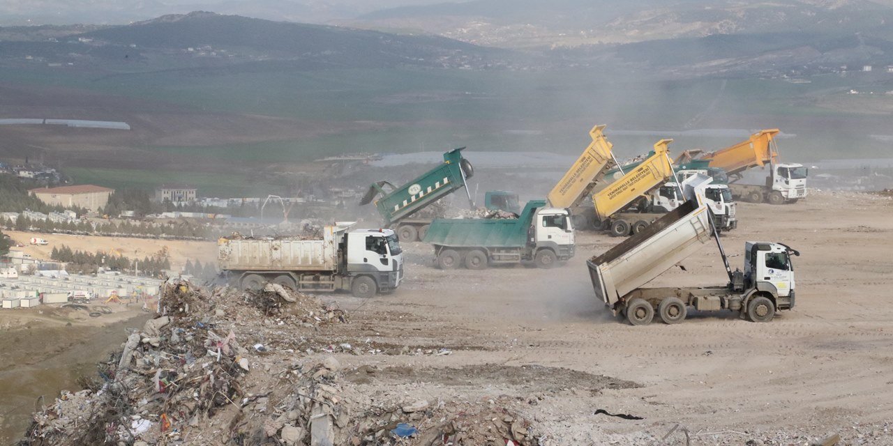 Günde 2 bin 400 kamyon seferi: Kahramanmaraş'ta enkaz 1,5 ayda kalkacak
