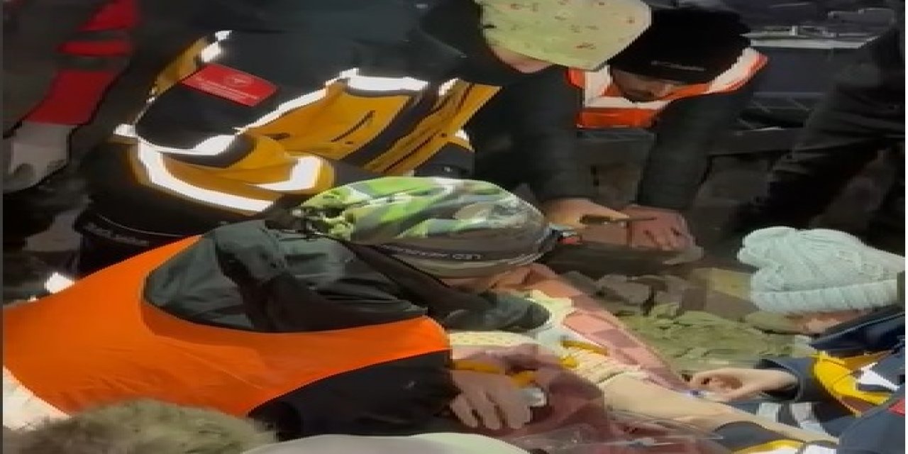 Kartal Belediyesi Sivil Savunma Ekipleri, Antakya’da bir vatandaşı enkaz altından sağ olarak çıkardı