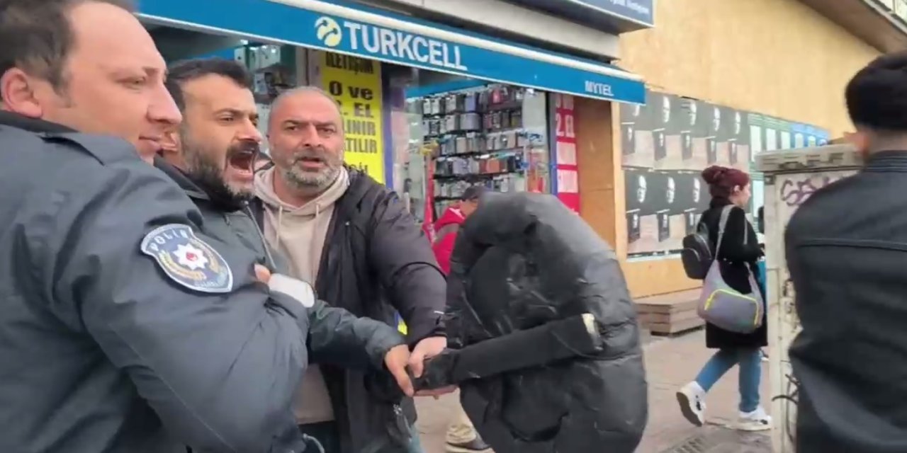 Kadıköy’de Kızılay önüne siyah çelenk bırakan EHP üyelerine polis müdahalesi: Çok sayıda gözaltı