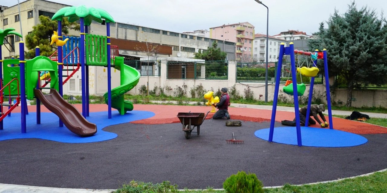 Kartal’da parkların zeminleri çocuklar için yenileniyor