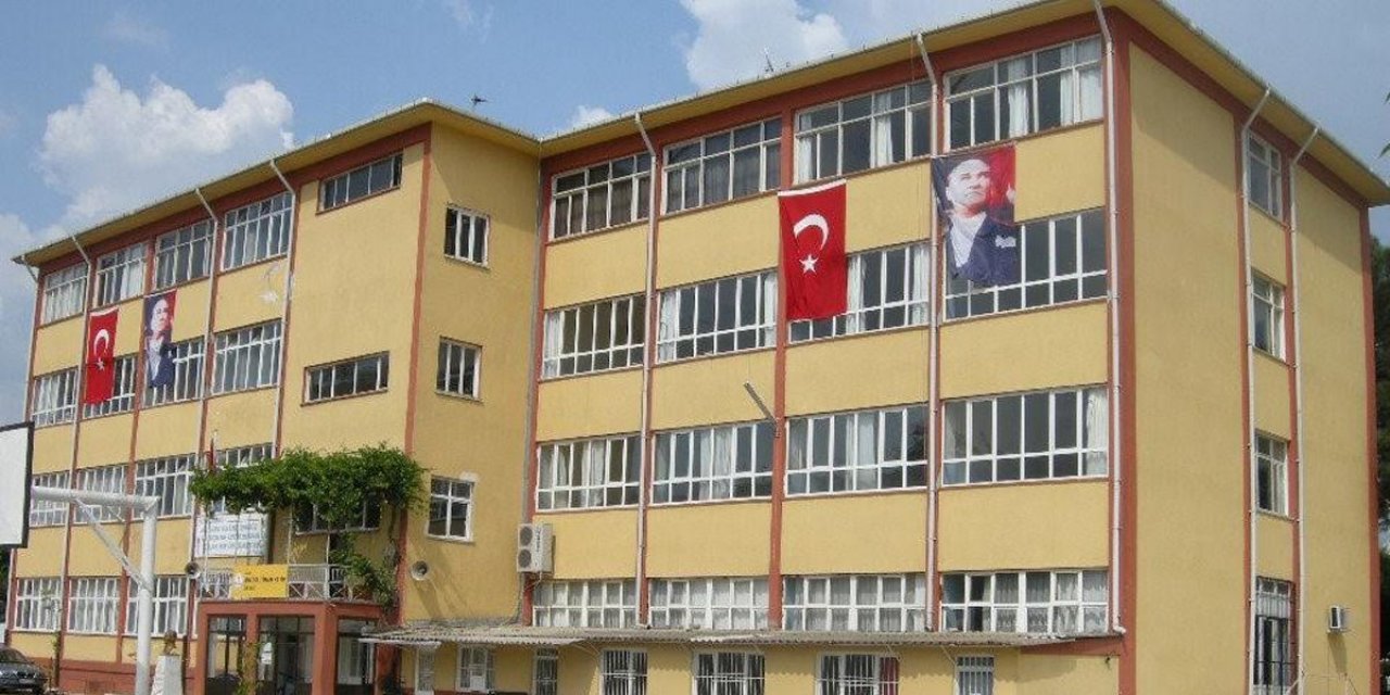 İmam Hatip'te büyük skandal! Derse sarıklı gelen öğrenci, kadın öğretmeni tehdit etti! Başın açık, seni döverim...