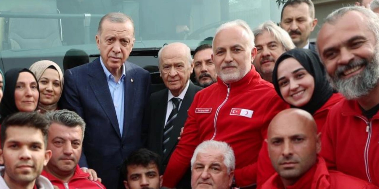 Kızılay'ın skandalları bitmiyor: Yurttaş enkaz altındayken iki TIR dolusu giysi satmış