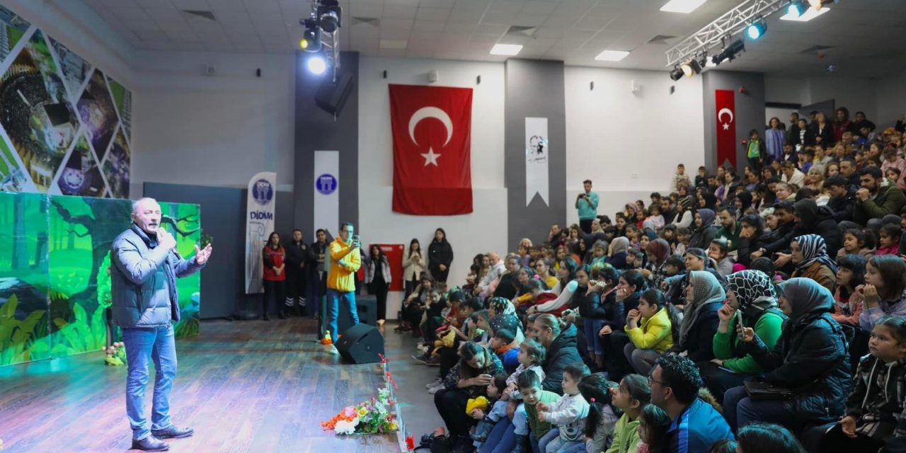 DİDİM’DE TİYATRO SEVGİSİ SALONA SIĞMADI