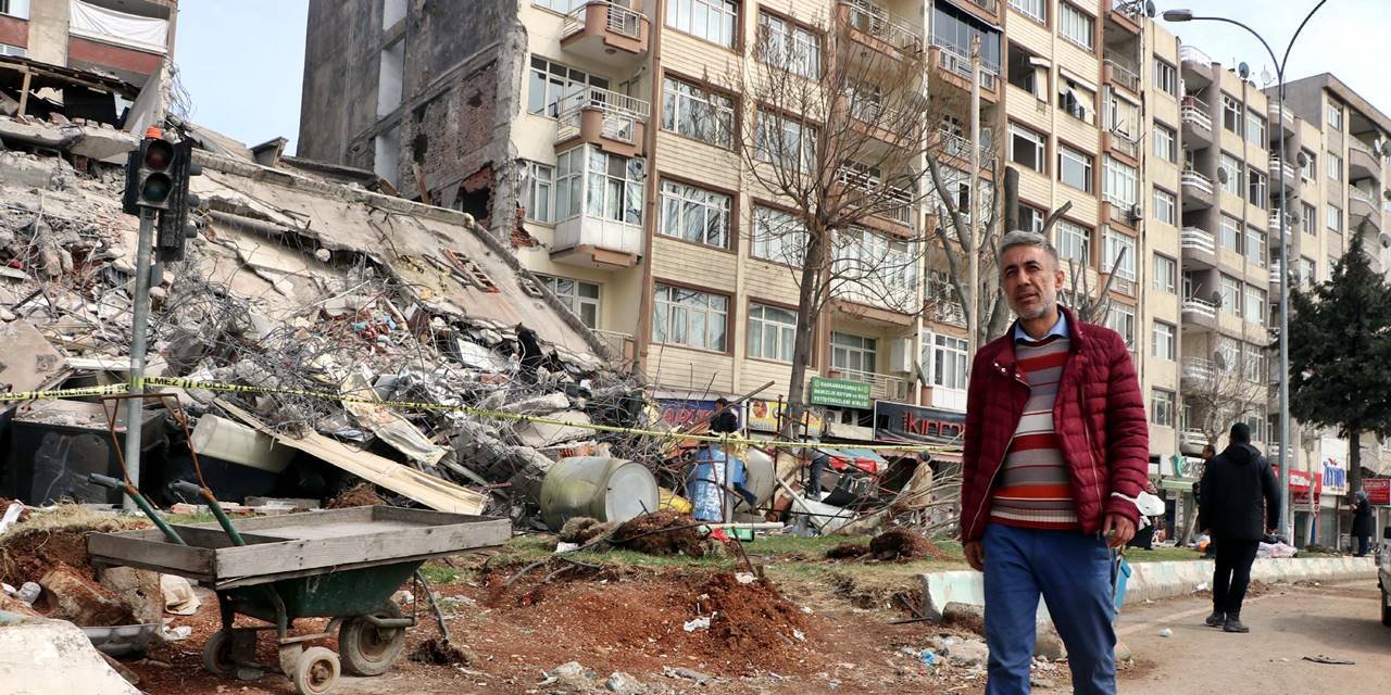 Depremde 50 saat enkazda kaldı, eliyle kazarak kurtuldu