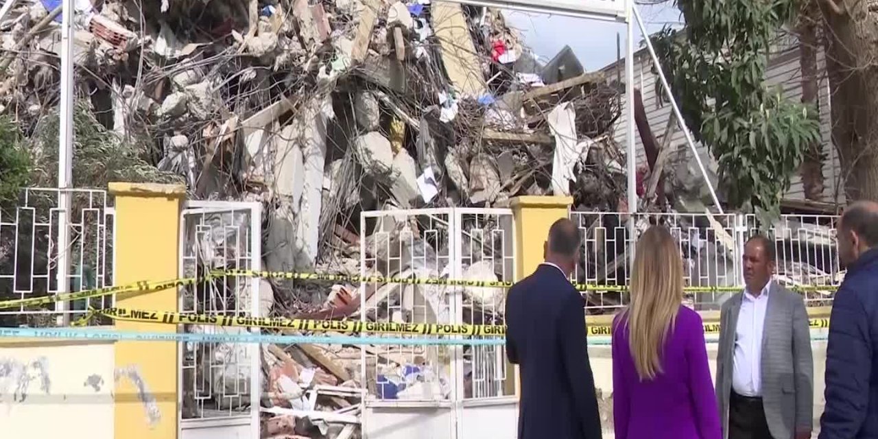 CHP'li Nazlıaka'dan Nurdağı belediye binası iddiası: Depremden değil, yolsuzluk dosyaları enkaz altında kalsın diye yıkıldı