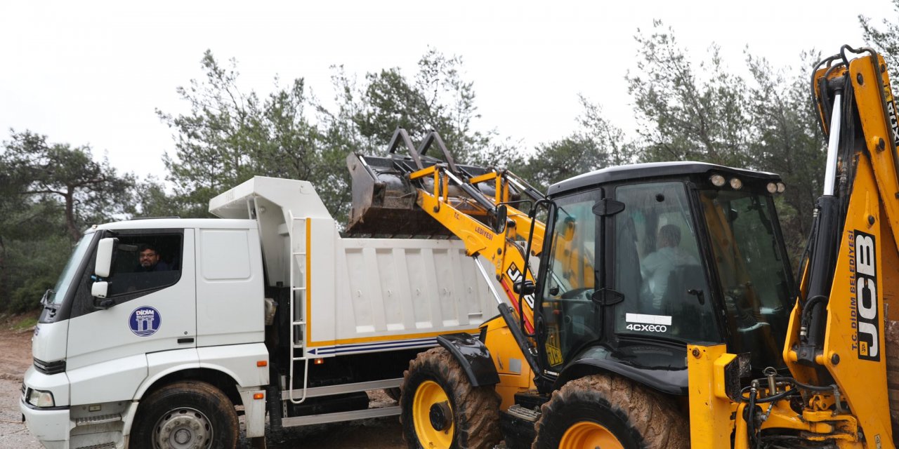FEVZİPAŞA MAHALLESİ’NDE MOLOZ TEMİZLEME ÇALIŞMASI YAPILDI