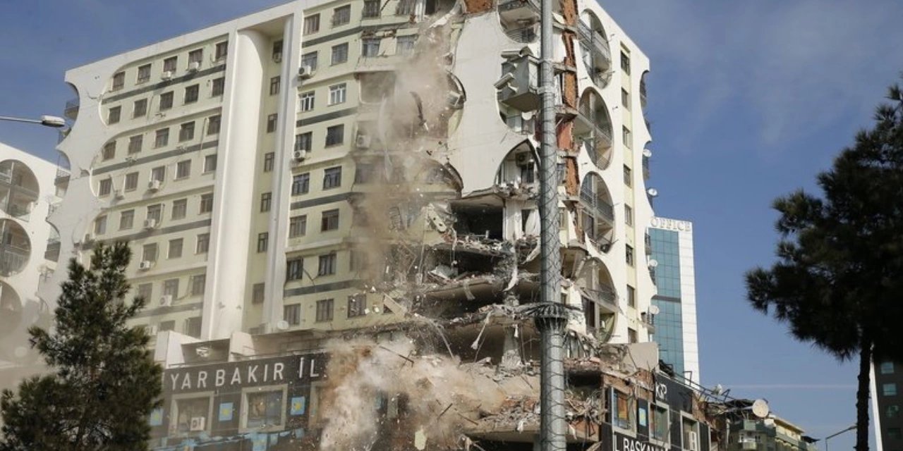 Yıkılan Galeria İş Merkezi'ni anlattı: Havuz var kolon yok!