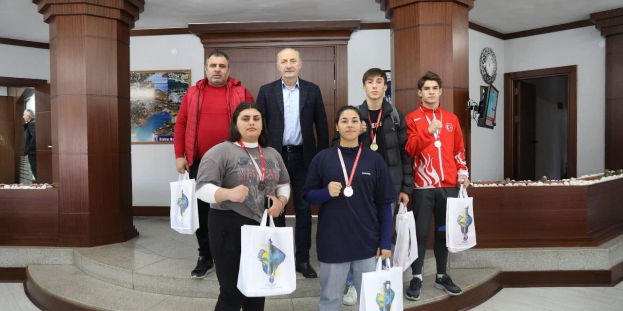 ŞAMPİYON BOKSÖRLERDEN BAŞKAN ATABAY’A ZİYARET