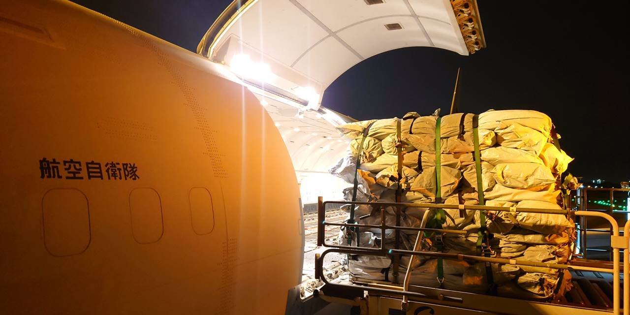 Japonya uçağı Pakistan'dan 22 ton çadır getirdi