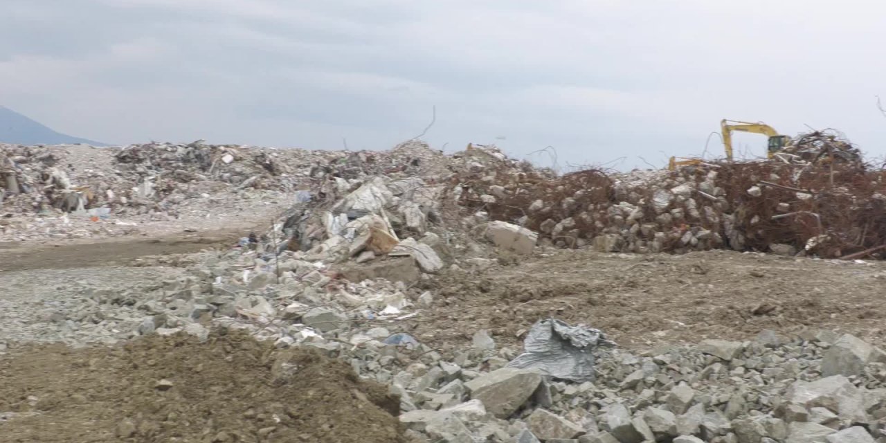 Samandağlı depremzedelerden moloz isyanı: Çocuklarımızın geleceğiyle oynanmasın