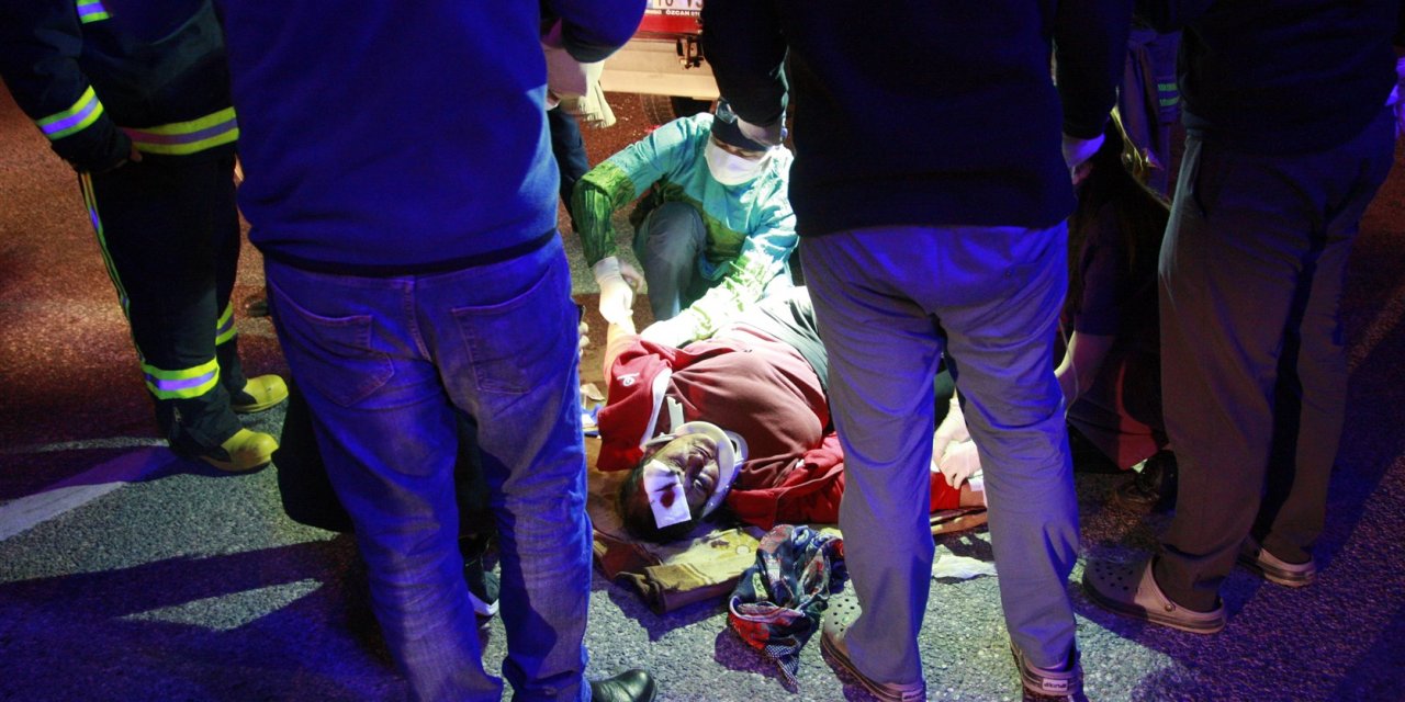 Bursa'da otomobil akaryakıt tankerine çarptı: 1 ölü, 2 yaralı