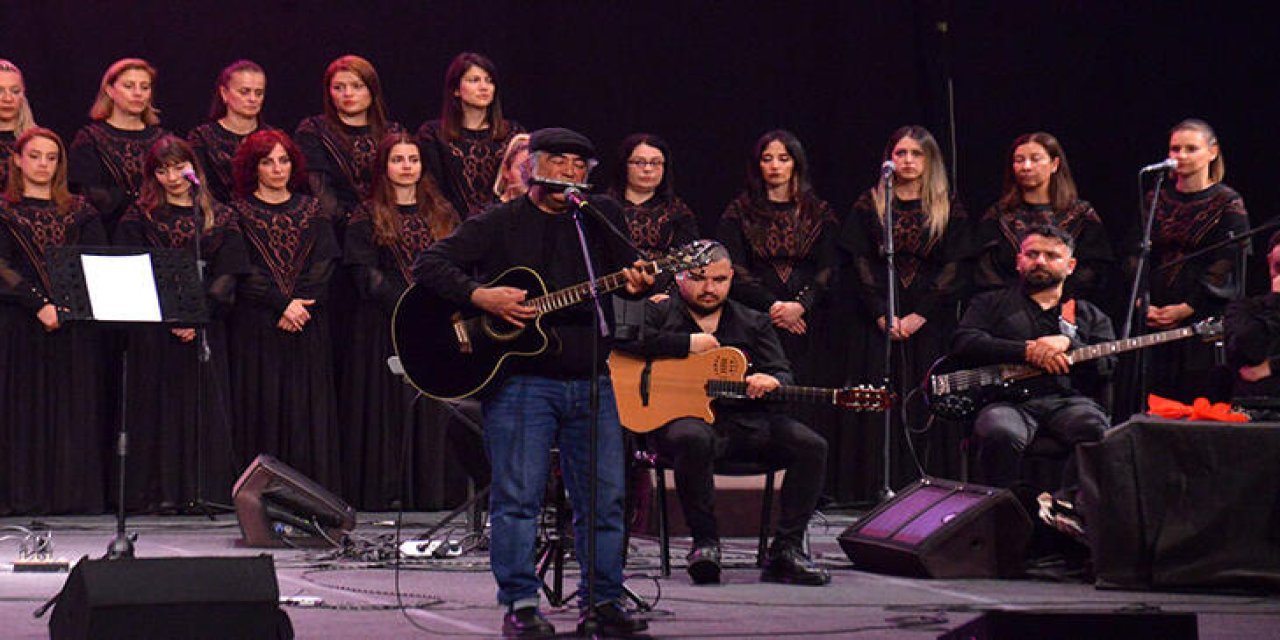 Depremde yedi üyesi yaşamını yitiren Anktakya Medeniyetler Korosu'ndan dayanışma konseri