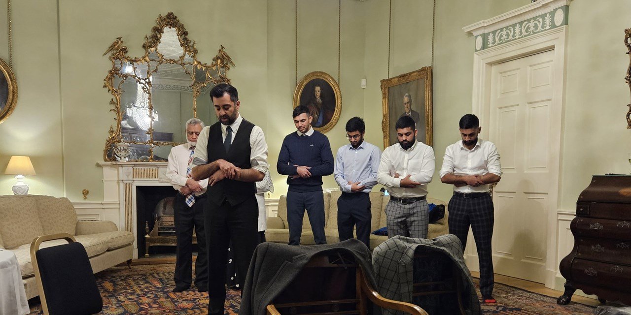 İskoçya'nın ilk Müslüman başbakanı resmi konutunda ailesiyle namaz kıldı
