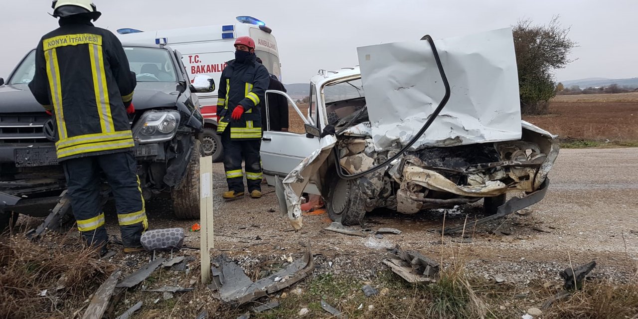 Otomobille, kamyonet çarpıştı: 1 ölü, 2 yaralı