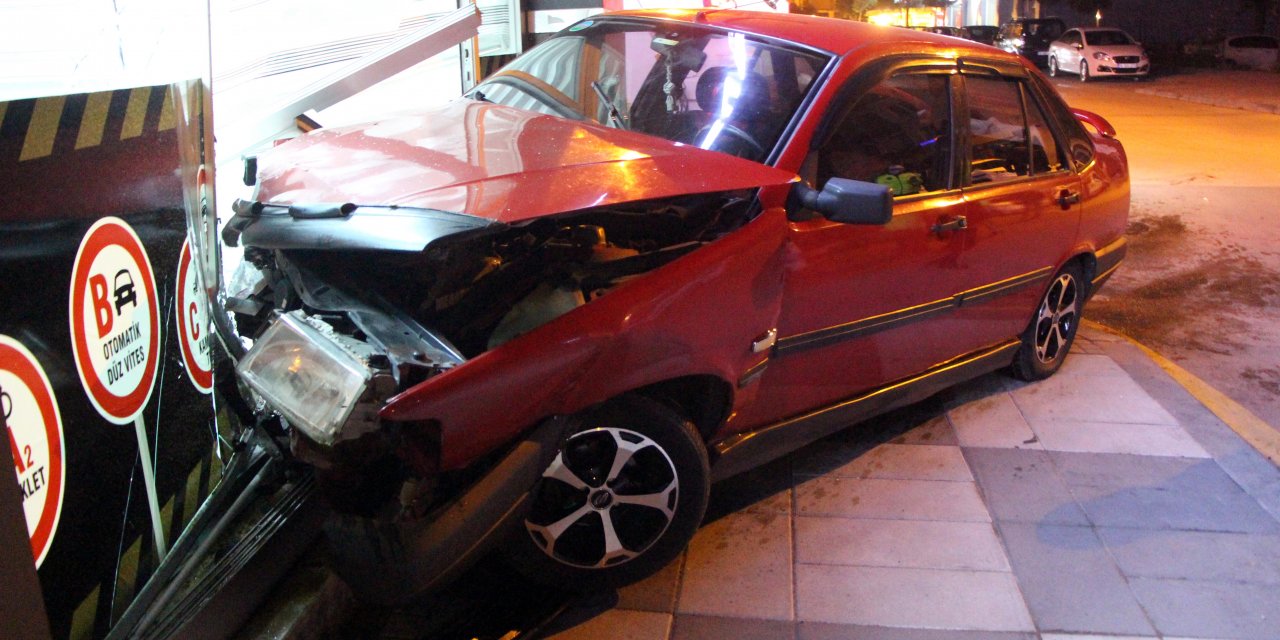 Sürücü kursuna dalan otomobilin sürücüsü kaçtı