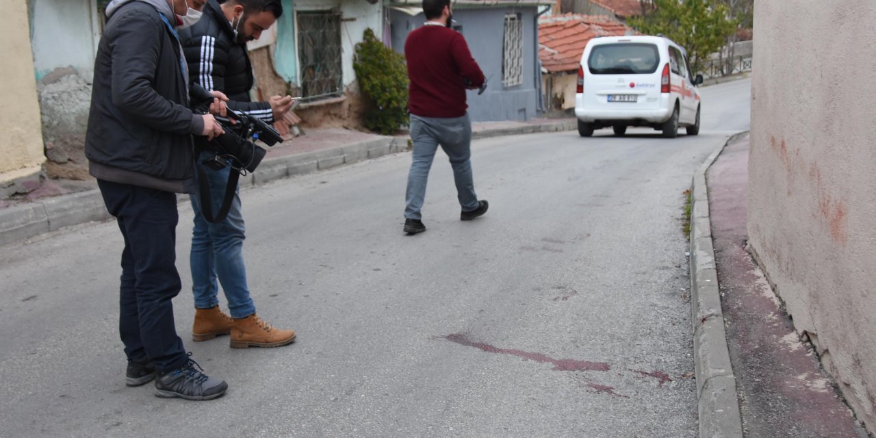 Önce ablasını, ardından kendisini bıçakladı