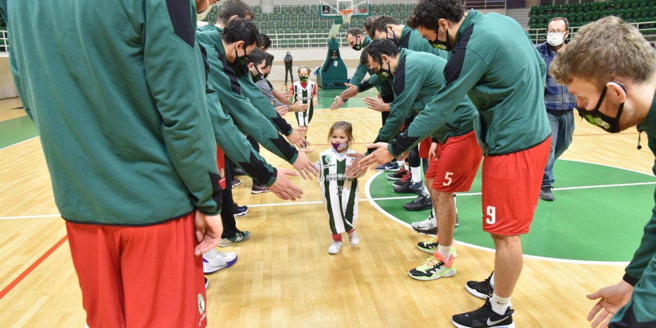 Mucize bebek Ayda'dan basketbol sahasında 'iyiyim' pozu