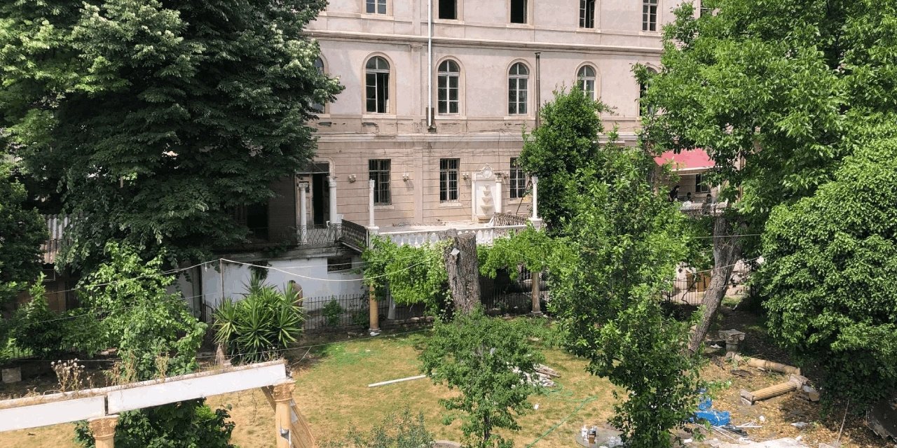 Ne yargı kararı ne de bakanlık durdurabildi: Beyoğlu Belediyesi bir tarihi yok ediyor