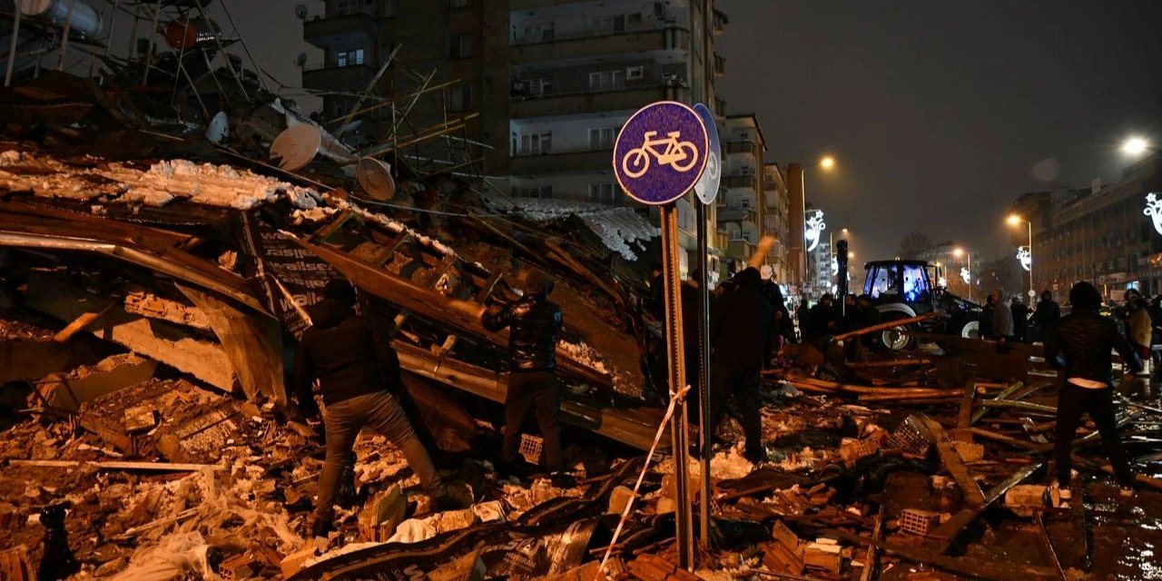 Yüksek Mimar Ünal: Depremzedelerin barınma ihtiyacı için prefabrik yapıları önemsemeliyiz