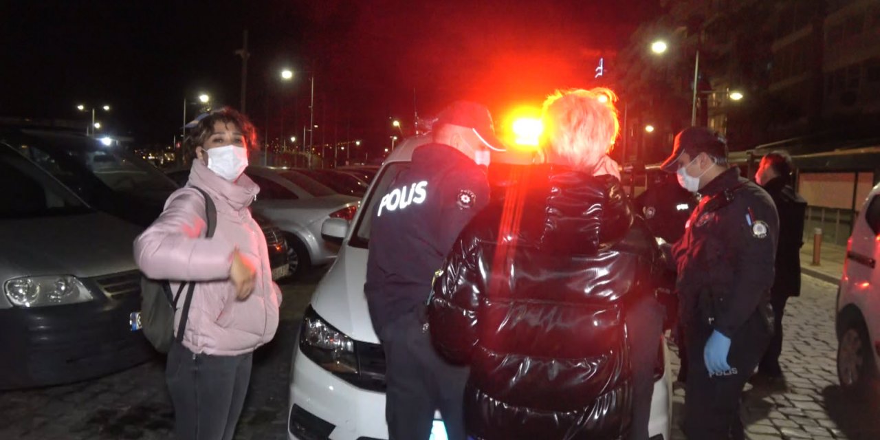 Maskesiz gezen kadın işlem yapan polislere tepki gösterdi